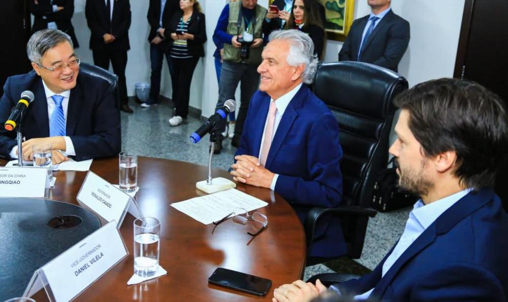 Governador Ronaldo Caiado recebe representante máximo da China no Brasil, embaixador Qingqiao (Foto: Wesley Costa)
