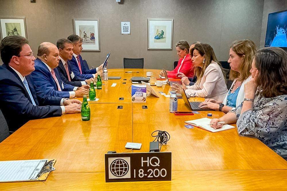 O governador Ibaneis Rocha foi recebido, nesta quarta-feira (30) pela diretora de Estratégias e Operações para a Região da América Latina e Caribe do Grupo Banco Mundial, Ayat Soliman, para tratar de investimentos em projetos do Distrito Federal. Foto: Di