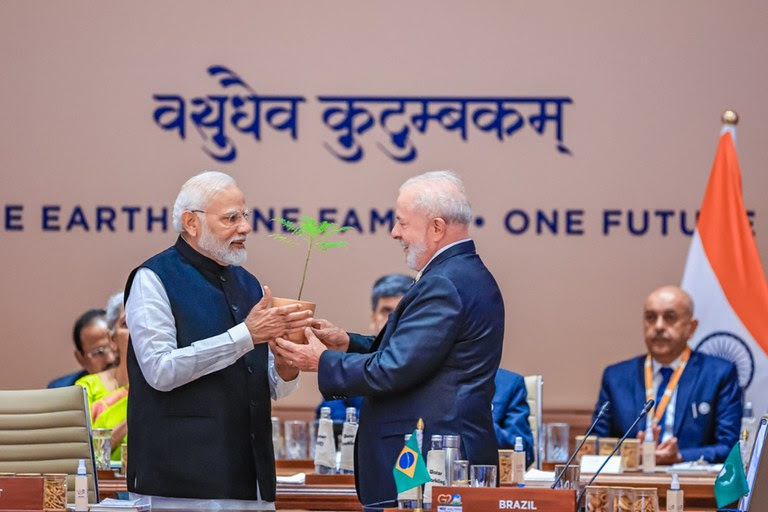 Além da transmissão da Presidência do G20 da Índia para o Brasil, o primeiro-ministro Narendra Modi e Lula trocaram mudas de árvore, numa referência às preocupações do bloco com o meio ambiente. Foto: Ricardo Stuckert / PR