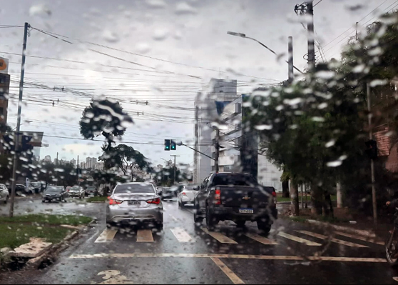 Trânsito do Jardim Goiás, em Goiânia, sob chuva. (Foto: Emilly Viana / Portal 6)