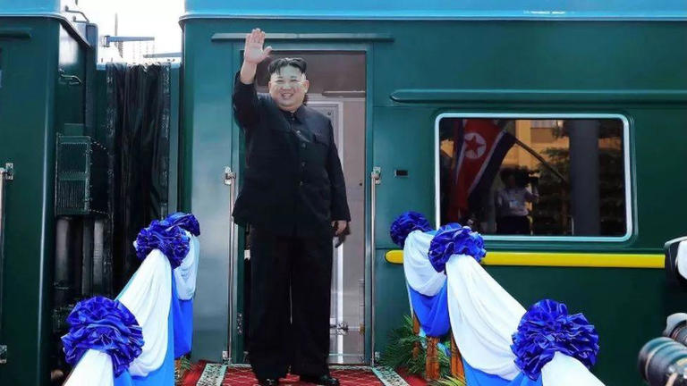 Kim Jong-un acenando antes de embarcar no trem para uma viagem, em 2019 © Getty Images
