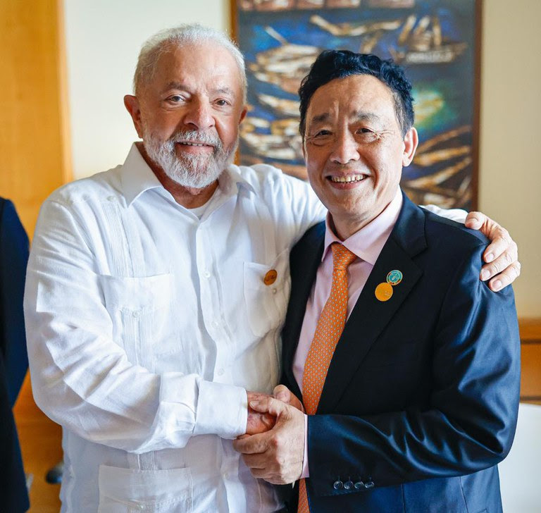 Lula e Qu Dongyu conversaram sobre a atuação em conjunto entre o Brasil e a FAO na luta contra a fome e a desigualdade no Brasil e no mundo - Foto: Ricardo Stuckert/PR