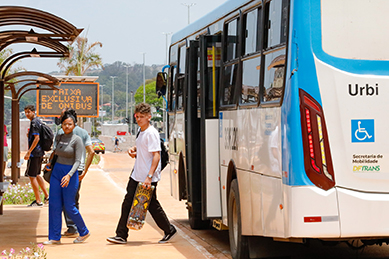 Somente ônibus com portas dos dois lados poderão circular pelo boulevard, pois as paradas ficam no canteiro central | Fotos: Lúcio Bernardo Jr./Agência Brasília