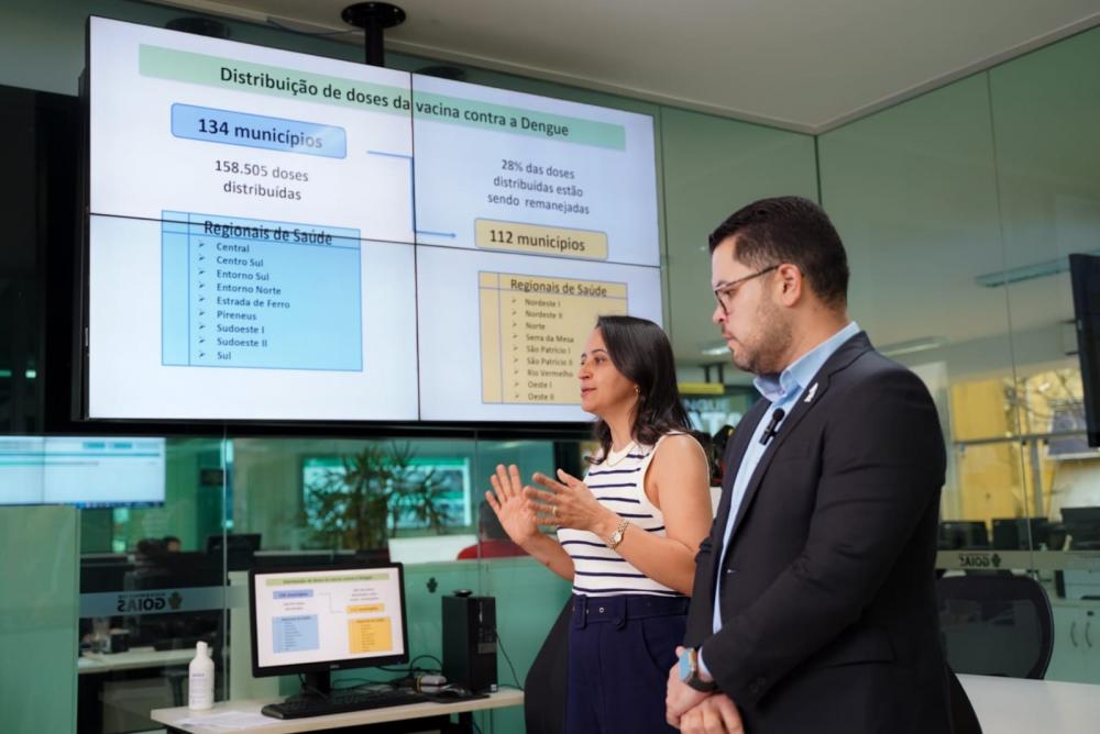 Superintendente de Vigilância em Saúde da SES, Flúvia Amorim, anuncia ampliação da vacinação contra a dengue para todo o estado (Foto: SES)