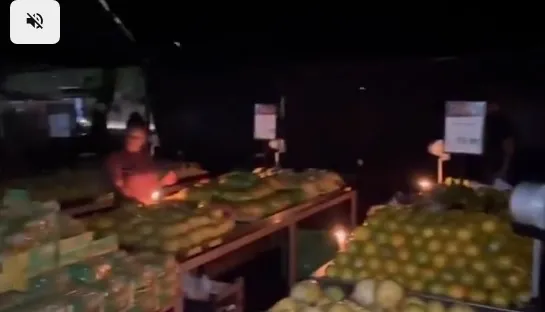 Funcionários de supermercado improvisaram com velas / Reprodução