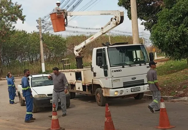 Homens trabalham em manutenção de rede elétrica / SECOM/PMVG