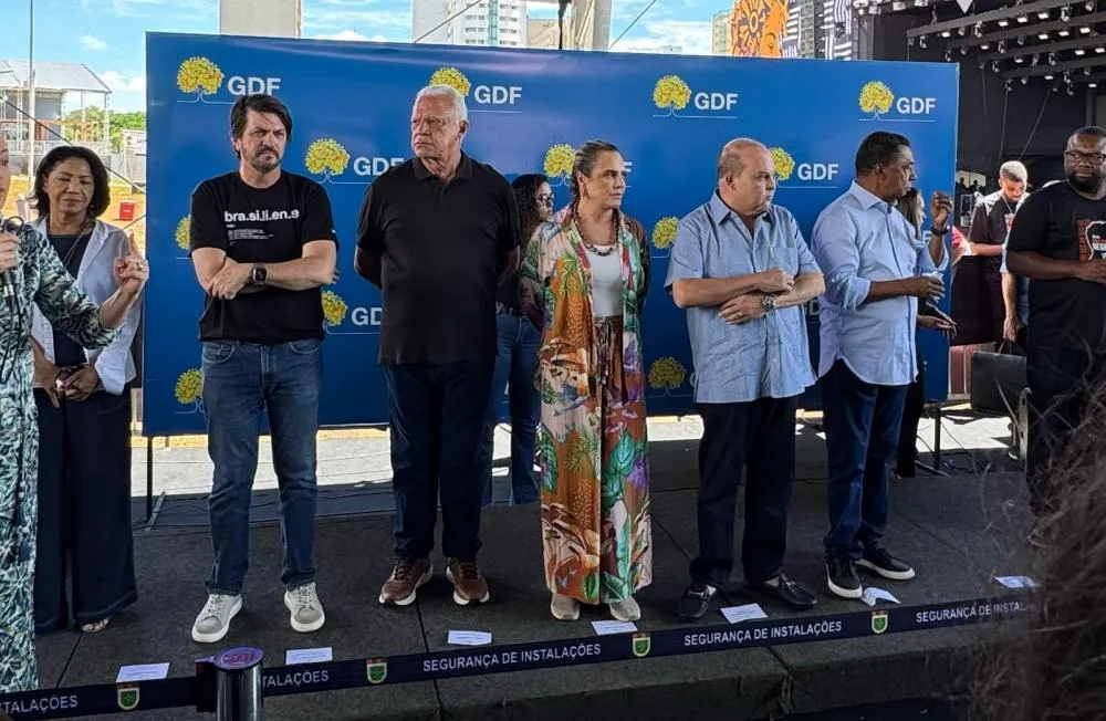Secretário Cláudio Abrantes ao lado do governador Ibaneis Rocha contemplam sucesso do evento / Divulgação