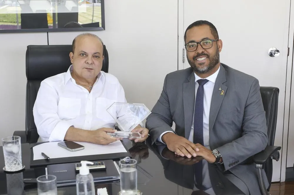 O governador Ibaneis Rocha recebeu o Troféu Diamante, concedido pela Atricon, do controlador-geral do DF, Daniel Lima | Foto: Renato Alves/Agência Brasília