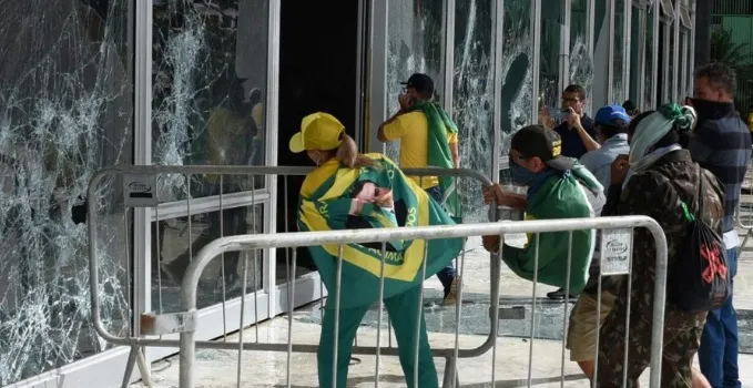 Vidraçaria da fachada do STF é, praticamente, destruída por golpistas / Agência Brasil 