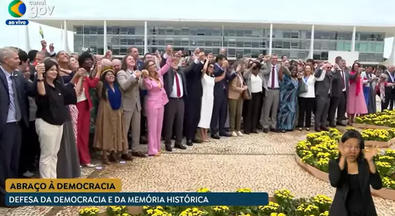 Em ato simbólico, Lula e convidados dão as mãos em volta da palavra “democracia” / Reprodução / YouTube / @CanalGov