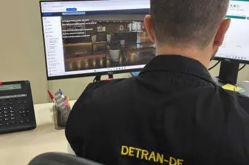 Técnicos operando para reverter situação provocada por descarga elétrica / Ygor Carvalho / Detran-DF