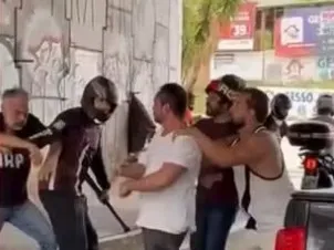 Motociclista segura taco de beisebol tentando apartar conflito, durante troca de agressões no asfalto / Tudo OK Notícias / Reprodução