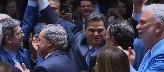 Davi Alcolumbre comemora vitória no plenário do Senado / Reprodução / TV Senado