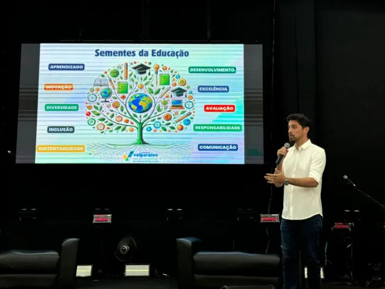 Prefeito Marcus Vinicius discursou a respeito da grandiosidade da educação na cidade e da importância de cuidar bem de educandos e educadores / 