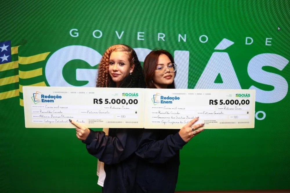  Estudantes do Entorno do DF exibem cheque com a quantia de R$ 5 mil: maiores notas na redação do Enem - Fotos:Seduc