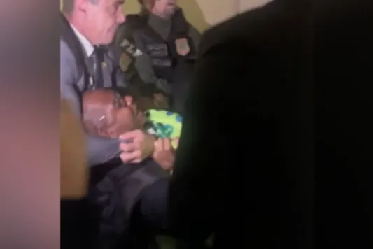 Quatro agentes contiveram o manifestante, que resistiu, e o arrastaram pelo corredor das comissões da Câmara / Reprodução / Rede social