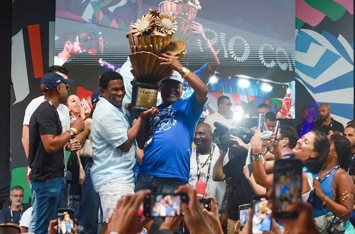 Neguinho da Bejija-Flor e o troféu do Carnaval 2025 do RJ / Reprodução TV Globo