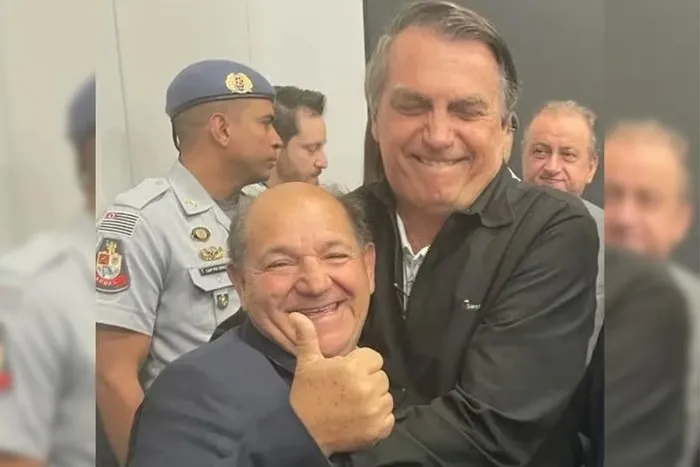 Suplente Missionário José Olímpio (PL-SP) abraçado por Jair Bolsonaro / Divulgação