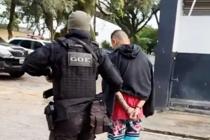 Agente do GOE conduz suspeito preso na Operação Cyberconnect / Divulgação / GOE