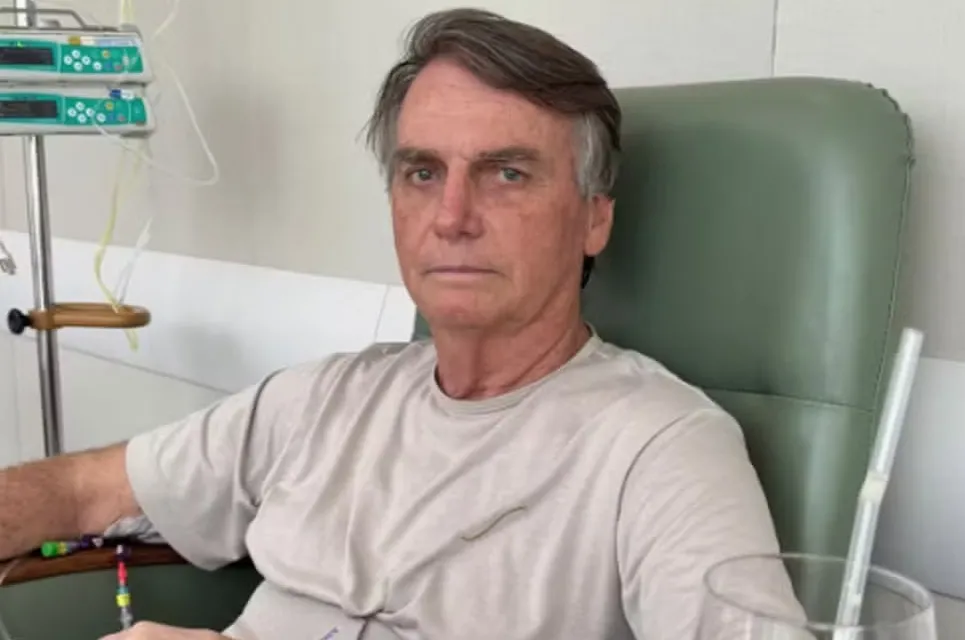 Ex-presidente Jair Bolsonaro ao deixar a UTI / Reprodução