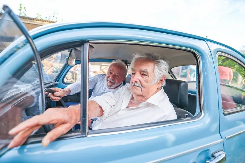 Em seu Fusca, Mujica posa ao lado do amigo Lula / Ricardo Stuckert