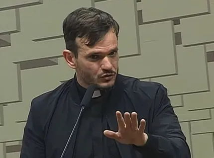 Padre e influenciador digital Patrick Fernandes em depoimento na CPI das Bets / Reprodução / TV Senado