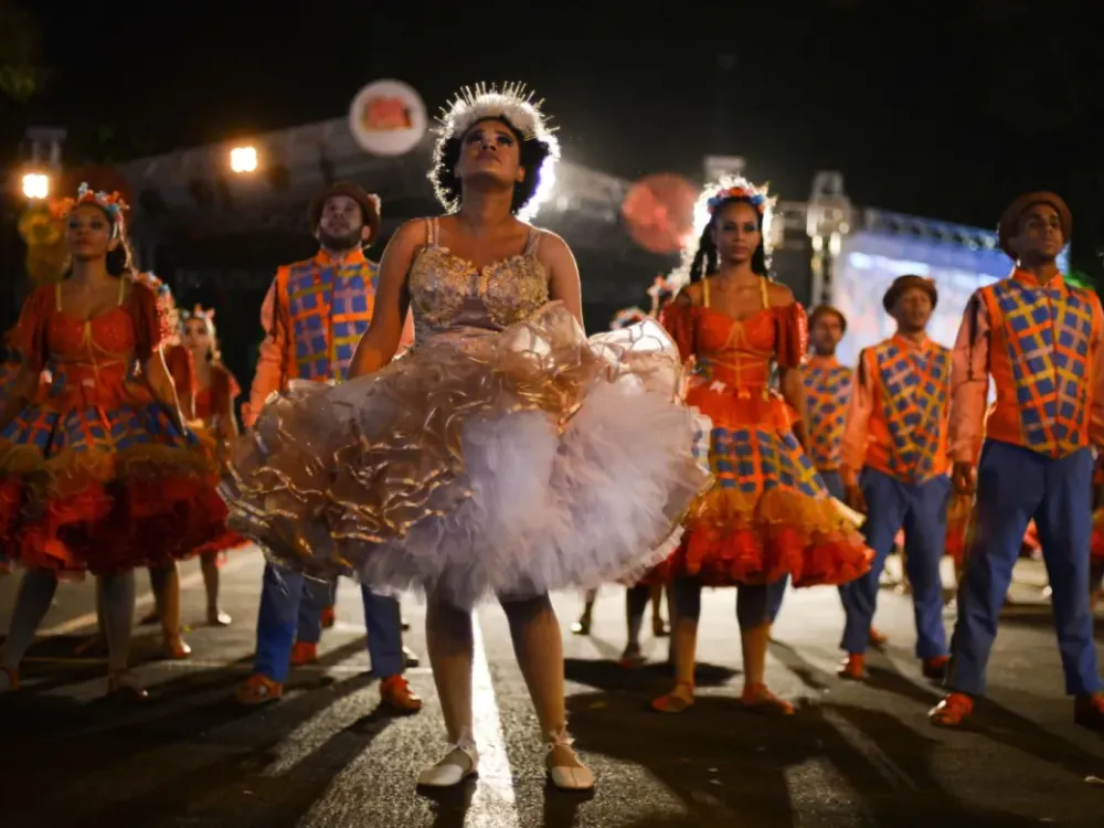 Grupo de dançarinos com trajes típicos de festa junina se preparando para iniciar a quadrilha / Marcello Casal Jr/Agência Brasil