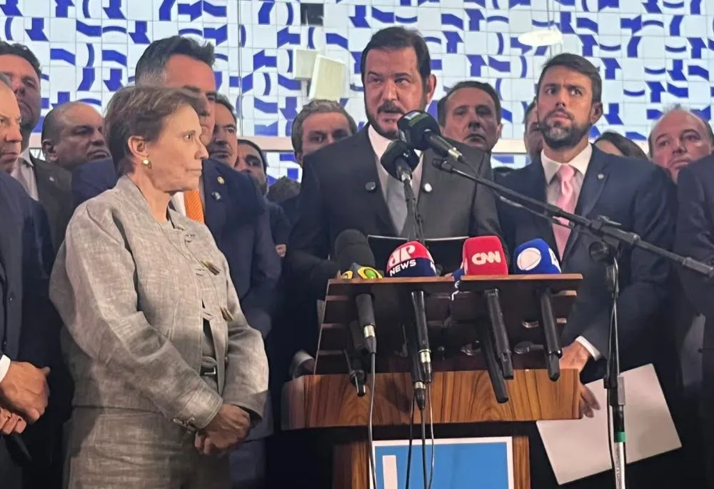 Presidente do União Brasil, Antonio Rueda, ao lado de parlamentares do partido e do PP