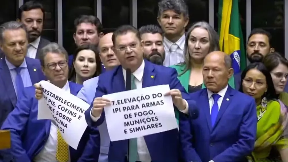 Deputados de oposição se manifestam contra 