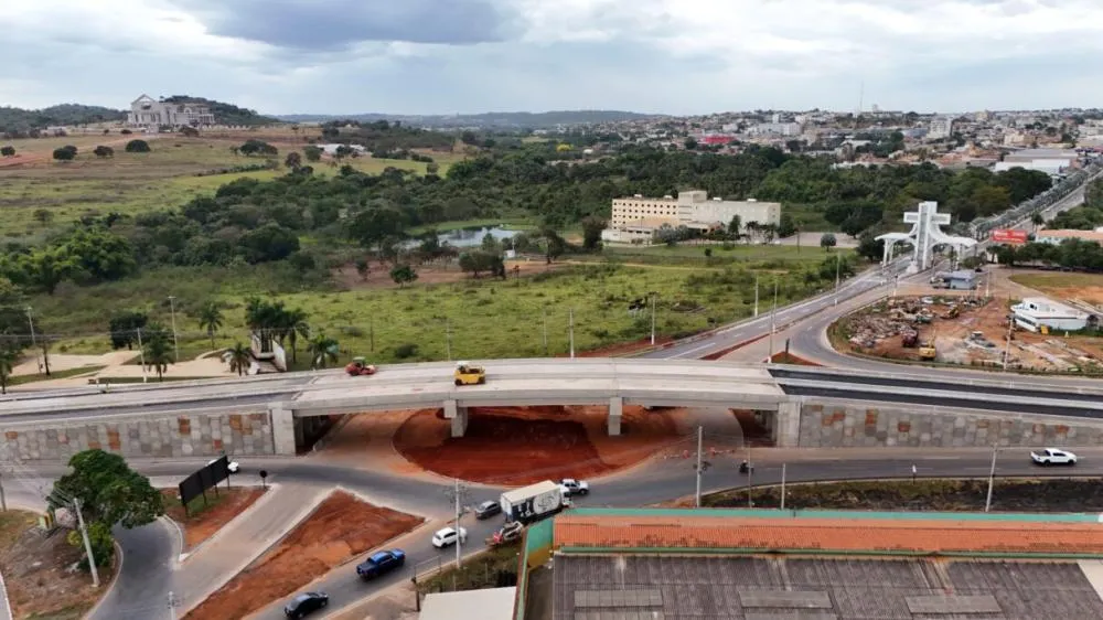 Goinfra) finaliza os últimos detalhes para a conclusão do Viaduto Portal da Fé, na entrada de Trindade / Silvano Vital / Secom / Governo de Goiás
