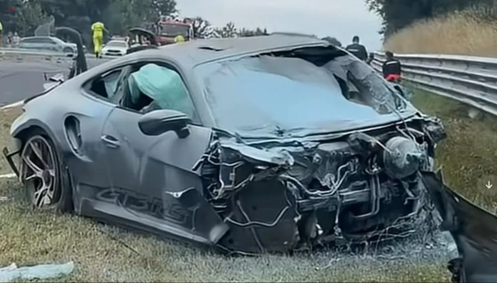 Porsche ficou com a frente completamente destruída / Reprodução / Rede Social 