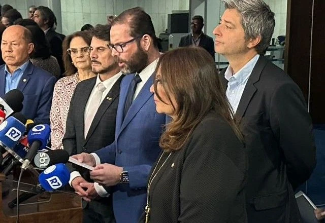 Senadora Damares Alves (Republicanos-DF) diz que, após a ação de hoje, o ex-presidente vai optar pelo silêncio / Reprodução / SBTNews