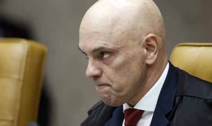 Moraes: Bolsonaro não pode dar entrevistas transmitidas em redes sociais sob pena de prisão