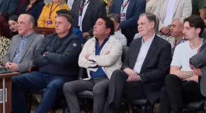 Ex-presidente Jair Bolsonaro chora em culto / Reprodução / Facebook