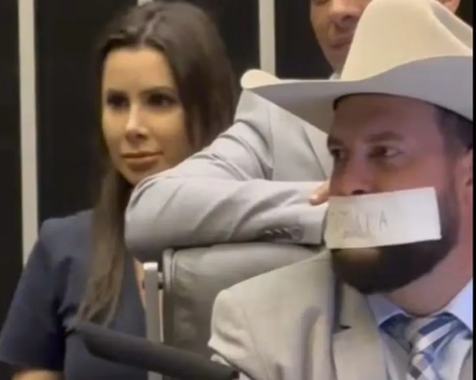 Deputado Zé Trovão (PL-SC) faz protesto de esparadrapo na boca / Sara Curcino / TV Globo