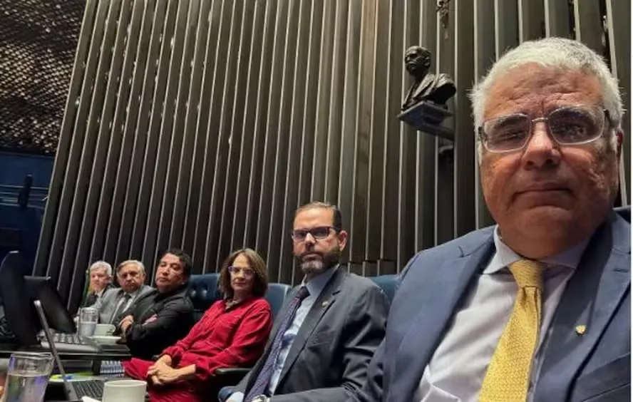 Parlamentares da oposição sentaram em bancada da presidência do Senado Federal como forma de pressionar Alcolumbre a pautar impeachment de Moraes 