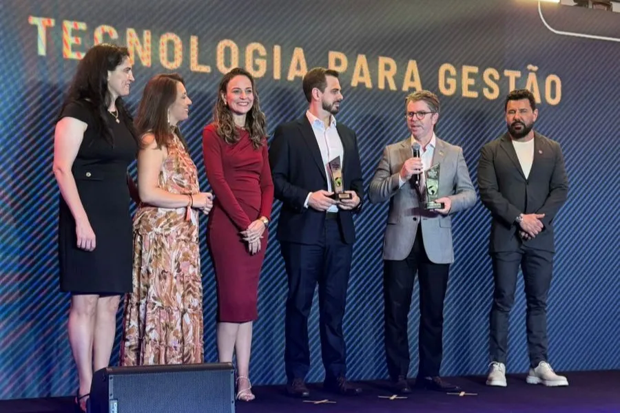 Ao receber premiação concedida pelo Grupo Mídia, titular da SES, Rasível Santos destacou que desenvolvimento constante de novas tecnologias na Saúde é prioridade do Governo de Goiás / SES-GO)