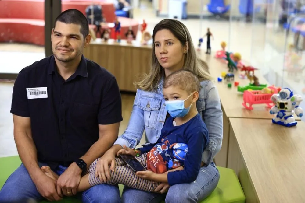 O médico patologista Pedro Henrique Assis e a esposa Morgana Morais acompanham o filho Olavo Carvalho Morais, de 5 anos, que trata de um linfoma linfoblástico na unidade / Secom-GO