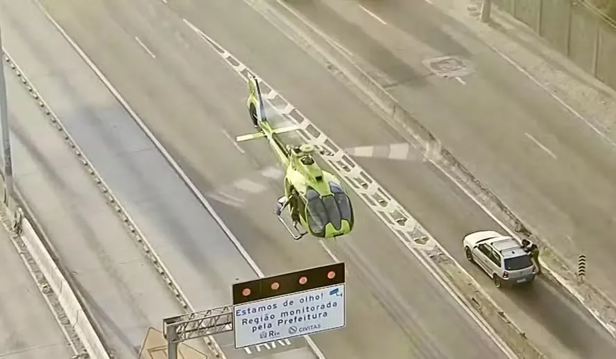 Helicóptero pousa na avenida Brasil para transplante de órgão / Secretaria de Saúde do Rio de Janeiro