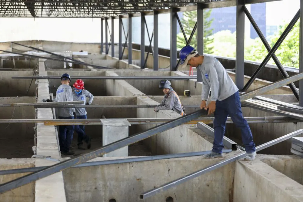 O andar do centro cirúrgico propriamente dito já passou pela demolição das antigas divisórias e avança agora para a construção da divisão das salas cirúrgicas e demais etapas da obra | Fotos: Lúcio Bernardo Jr./Agência Brasília