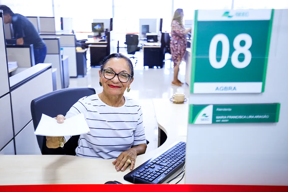 Maria Francisca Lira Aragão, da Secretaria de Economia, tem 70 anos e segue em atividade depois de 47 anos dedicados ao governo | Foto: Divulgação/Seec-DF