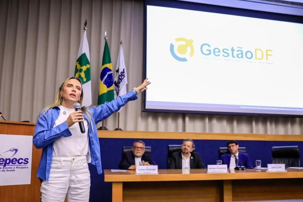 Celina Leão: “Estamos vivendo a terceira onda da revolução industrial, a tecnológica e da inteligência artificial (IA), e não é mais possível que uma área, como a saúde, tenha 22 programas e um não converse com outro” | Fotos: Vinícius de Melo/Seec-DF