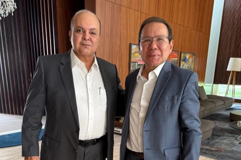 O governador Ibaneis Rocha com Nelson Souza, novo presidente do Banco BRB