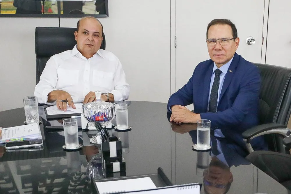 Ibaneis Rocha empossou simbolicamente o novo presidente do Banco de Brasília (BRB), Nelson Antônio de Souza, nesta sexta-feira (28) .Foto: Renato Alves/Agência Brasília