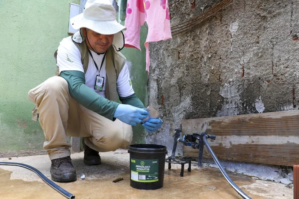 Estações disseminadoras de larvicidas, ovitrampas, drones e wolbitos reforçam vigilância no DF, sendo estratégias para combater o vetor da dengue e outras arboviroses. Foto: Lúcio Bernardo Jr. / Agência Brasília