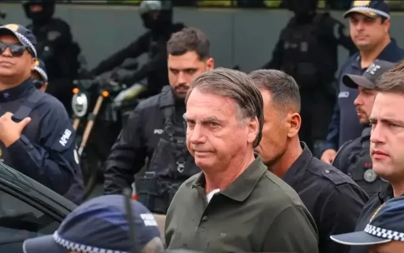Jair Bolsonaro é escoltado na saída de hospital após exames médicos/Fabio Rodrigues-Pozzebom/Agência Brasil