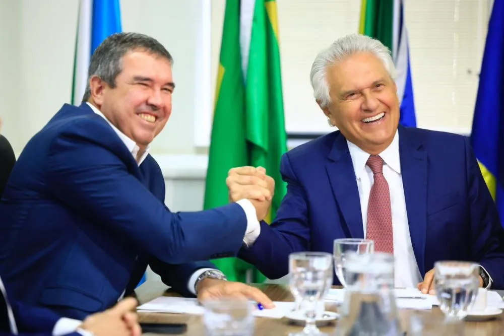 Caiado transmite a presidência do Consórcio Brasil Central para Eduardo Riedel em solenidade em Brasília 