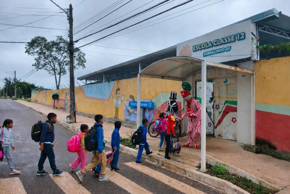 Alunos da EC 12 de Sobradinho foram os primeiros a receber as orientações da equipe do DER-DF | Fotos: Divulgação/DER-DF
