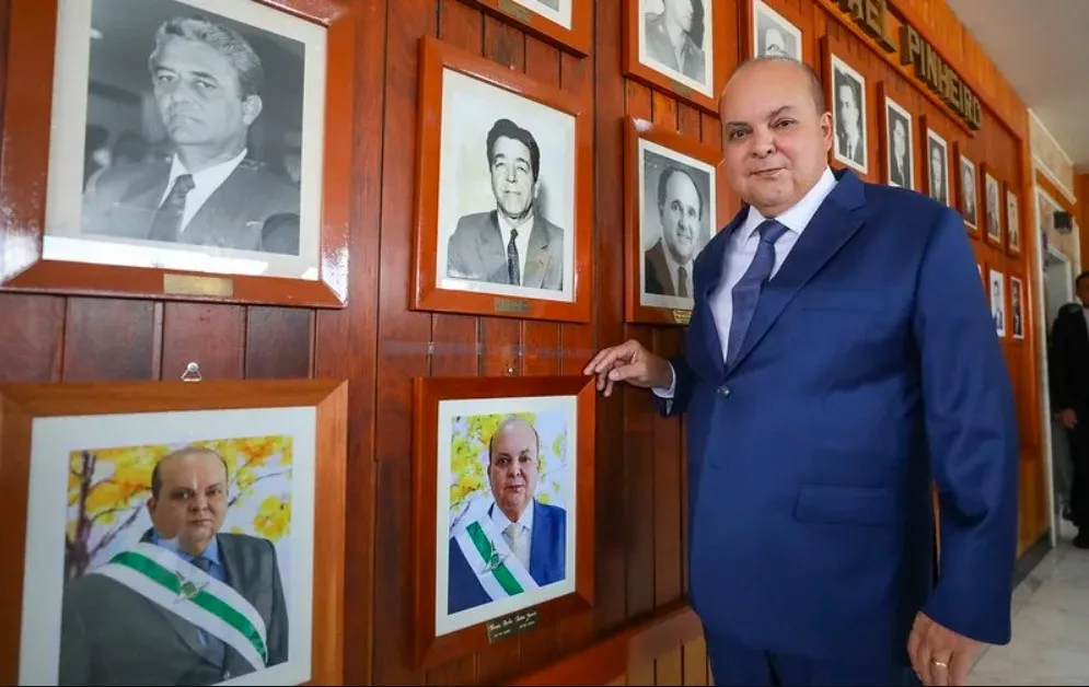 Ibaneis Rocha posa ao lado dos quadros dos ex-governadores do Distrito Federal/Renato Alves/Agência Brasília