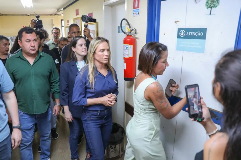 A governadora Celina Leão visita o Centro Cirúrgico do Hospital Regional de Samambaia